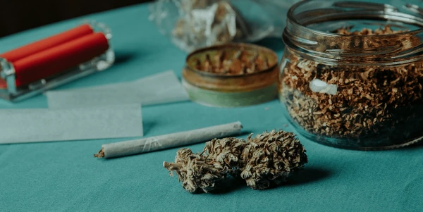 Hochwertige Blueten fuer stilvolles Gras rauchen im Premium THC Store