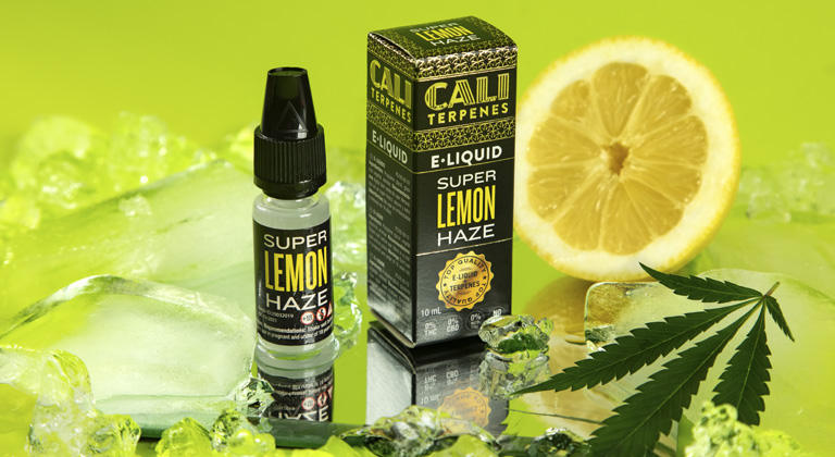 Premium Einweg-Vapes und Cannabis Blüten stilvoll präsentiert auf einer dunklen Holzoberfläche