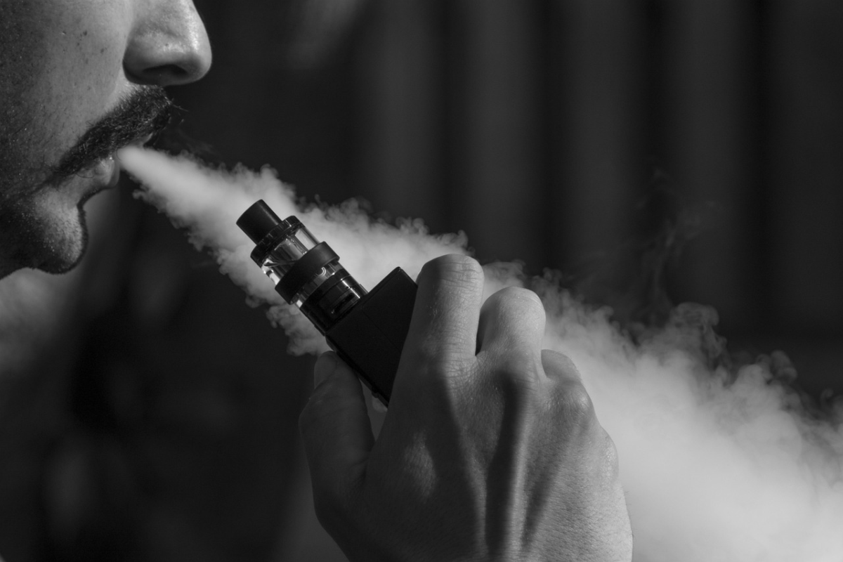 Eleganter schwarzer THC Vape Pen im modernen Alltagsdesign für diskrete Nutzung