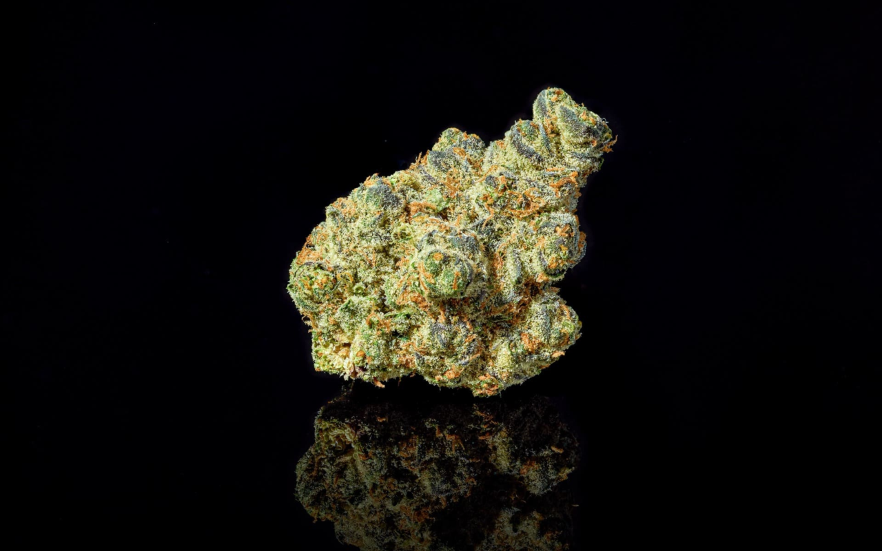 Apple Fritter Strain Knospen mit dichter Trichomabdeckung und sattem Grün aus dem Premium THC Store Sortiment