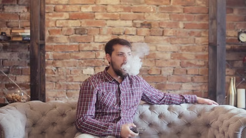 Erwachsener nutzt Langzeit Vape zum Entspannen – Einweg Dampfer aus dem Premium THC Store