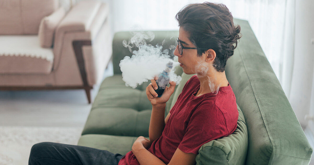 Entspannte Person dampft ohne Nikotin – sanfte Dampferfahrung mit nikotinfreiem Vape genießen