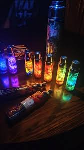 Premium thc liquid in einer eleganten Glasflasche neben einer E-Zigarette auf einem Holztisch