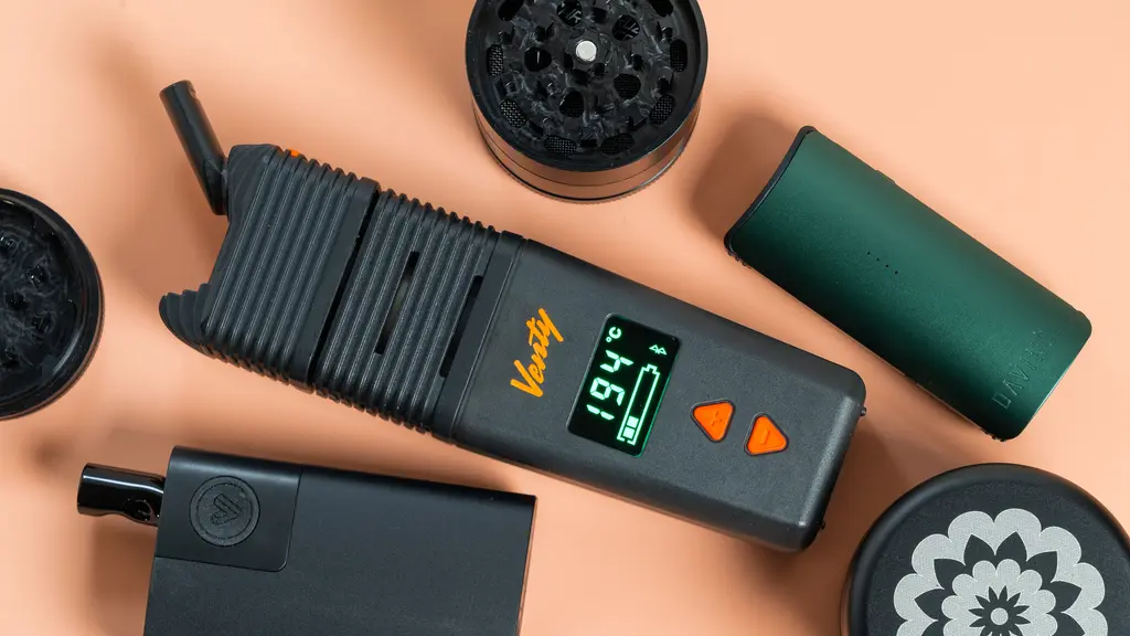 Moderne Einweg-Vapes und cannabisbasierte Esswaren für den diskreten Konsum