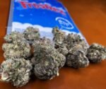 Detailaufnahme der frostigen Trichome der Sorte Frostiez Joke’s Up