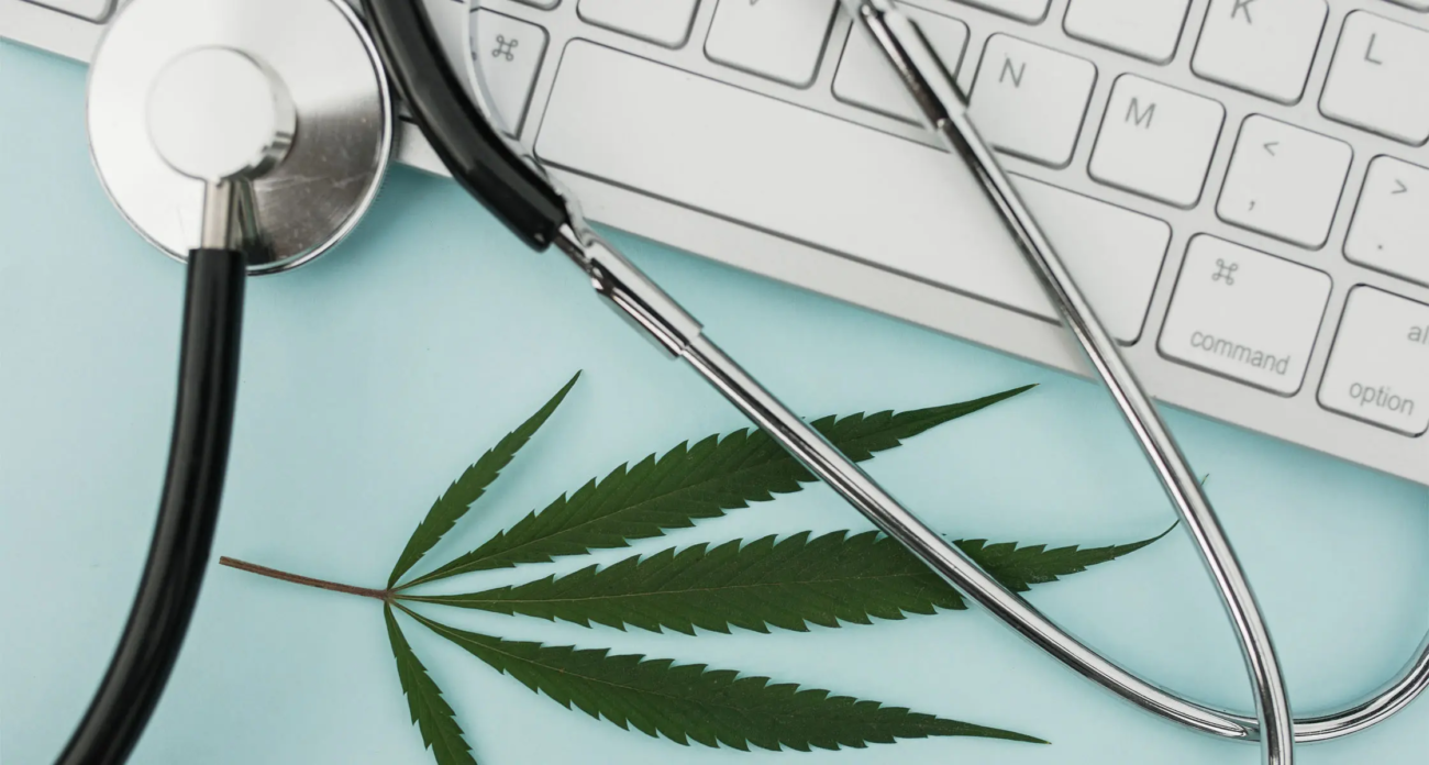 Ein Arzt bespricht die Voraussetzungen für Cannabis auf Rezept mit einem Patienten in einer modernen Arztpraxis