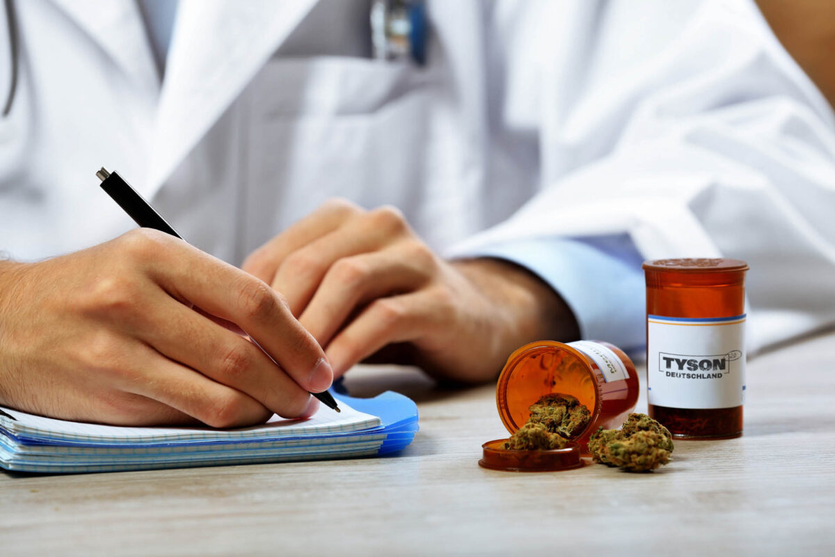 Ein Arzt bespricht Cannabis auf Rezept Tipps mit einem Patienten in einer hellen Praxis