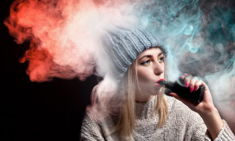 Moderner schwarzer THC Vape Pen auf dunkler Holzoberfläche mit dezenter Premium-Verpackung