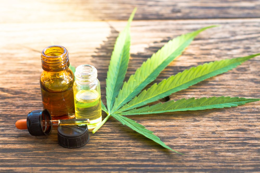 Moderner schwarzer THC Vape Pen auf dunkler Holzoberfläche mit dezenter Premium-Verpackung